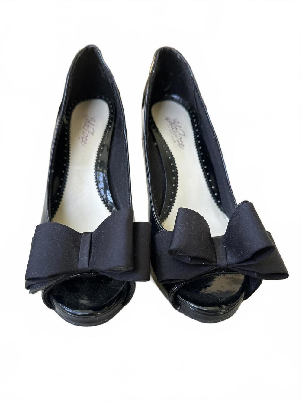 Elegant Black Open-Toe Heels with Bow Detail Size 8